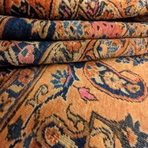 Dettaglio di tappeto durante lavorazione di lavaggio e restauro